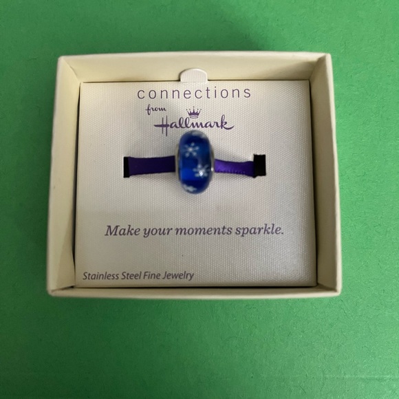 Hallmark Connections. Beautiful blue with white snow flakes charm. - Picture 4 of 4